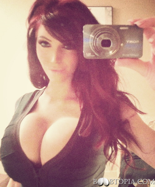 Boobtopia.com - Gallery Hot Self Shots - Here we celebrate all the beautiful woman and the phantastic clevage they have to offer.